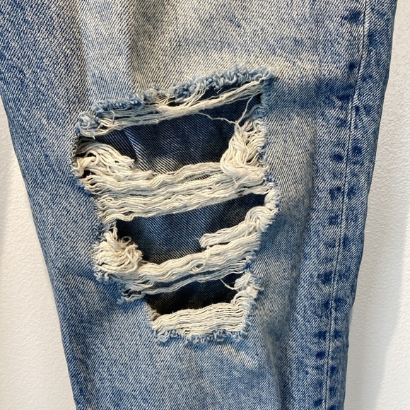 Zara Ripped Mom Jeans Size 6 Acid Wash Slightly Tapered Distressed High Rise - Picture 7 of 13